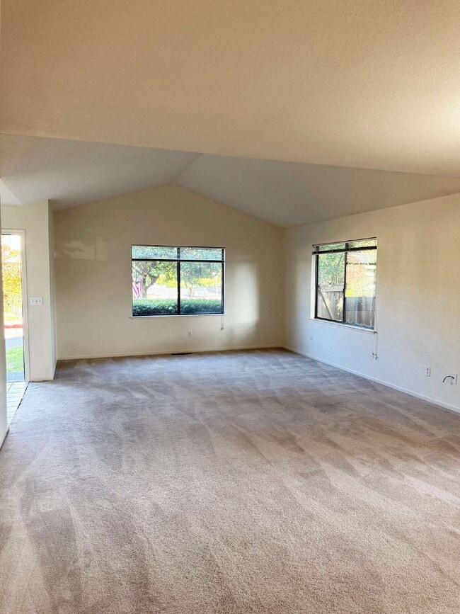 Building Photo - Single-Level Sonoma Living Less Than a Mile from the Historic Plaza