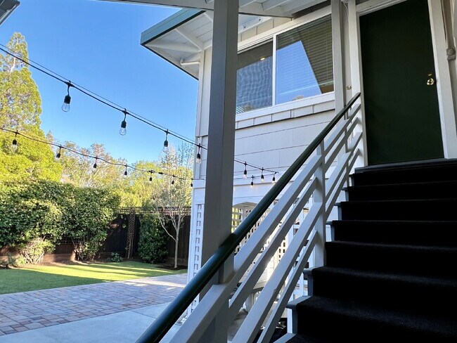 Building Photo - Bright and Spacious 5 Bedroom Home in San Anselmo