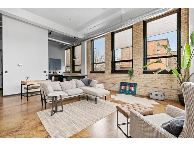 Building Photo - 1701 NE Madison St