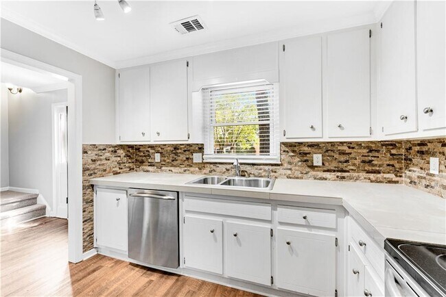 Building Photo - 1420 Old Virginia Ct SE