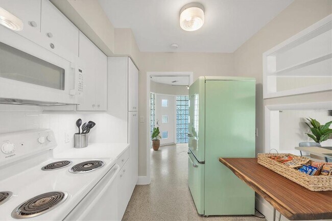 Building Photo - 550 Gaspar Dr