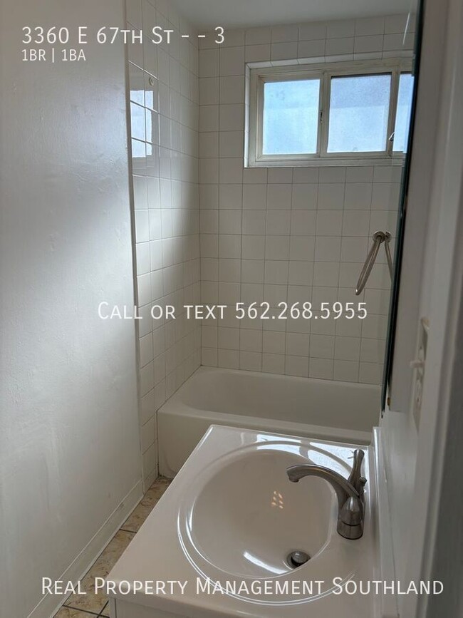 Building Photo - 1 Bedroom Available now! Accepting section...