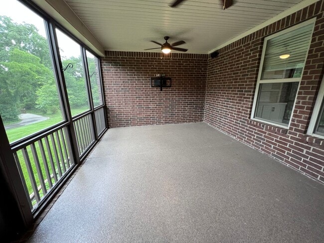 Building Photo - 4 Bedroom Home w/ Office and 3 Car Garage