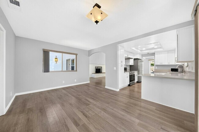Building Photo - 28147 Queensbridge Rd