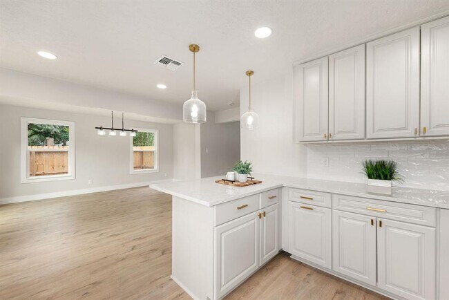 Building Photo - 90 W High Oaks Cir
