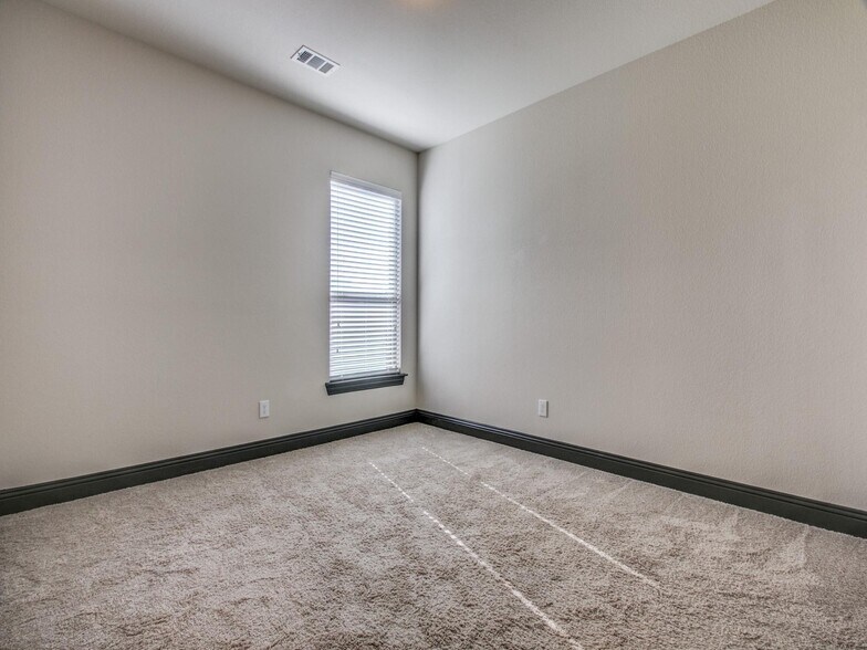 Building Photo - 6201 Savannah Oak Trl