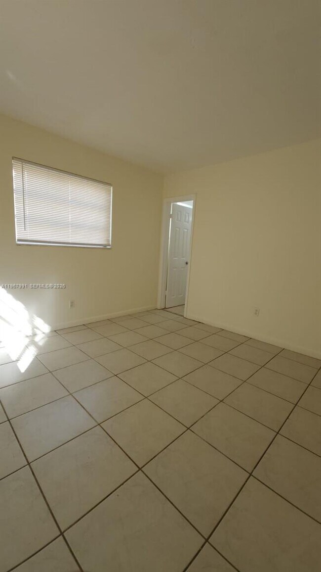 Building Photo - 2121 NE 168th St