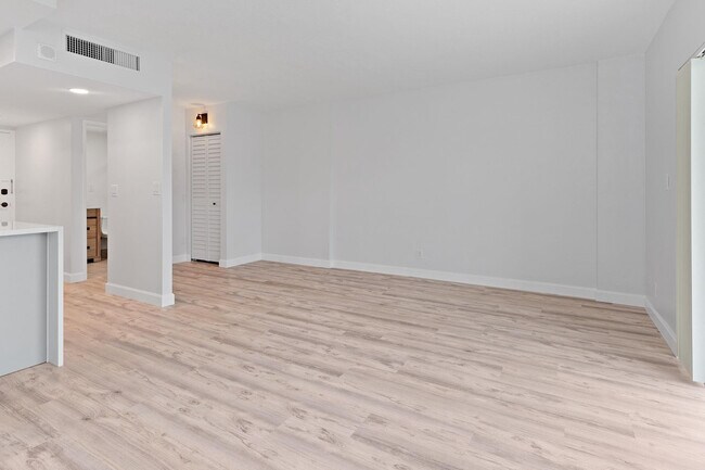 Building Photo - 2900 NE 30th St