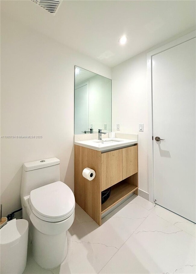 Building Photo - 9901 E Bay Harbor Dr