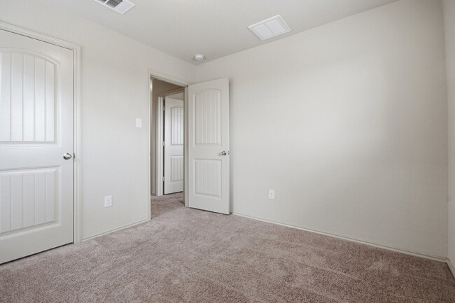 Building Photo - "Charming San Marcos Retreat: Spacious 3-Bedroom Home with 2.5 Baths on Lake Glen!"