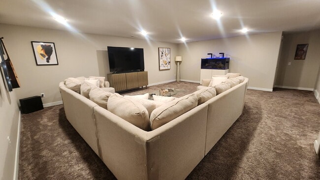 Building Photo - 5 Bedroom, 3 Full Bathroom House with 3 Ca...