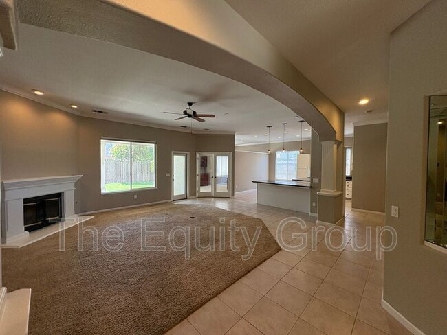 Building Photo - 2511 S Peppertree St