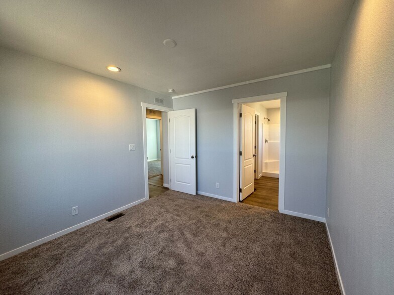 Building Photo - 2627 S Lamb Blvd