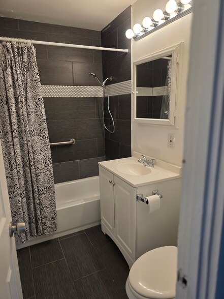 Building Photo - 1320 W Sahuaro Dr