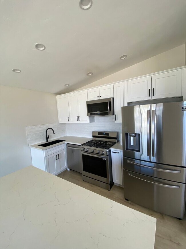Building Photo - Renovated Beach house just a few blocks fr...