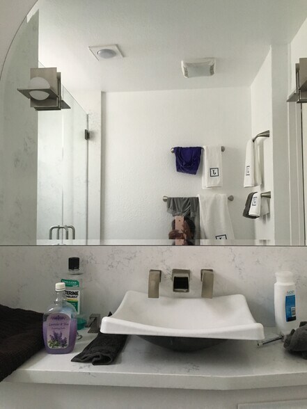 Upstairs bathroom - 3512 Pacific Ave