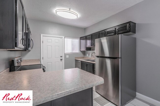Building Photo - Lovely 2 Bedroom Condo. Pet Friendly!