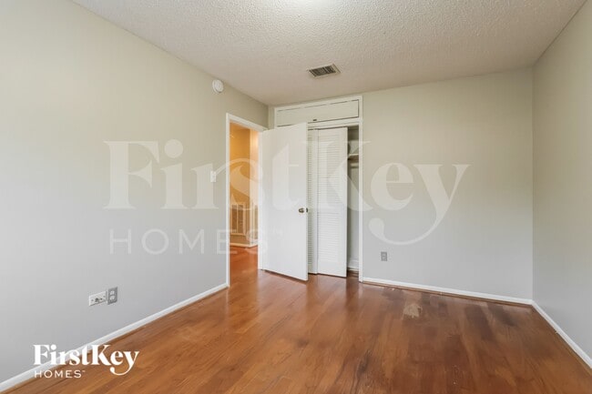 Building Photo - 222 Magic Oaks Dr