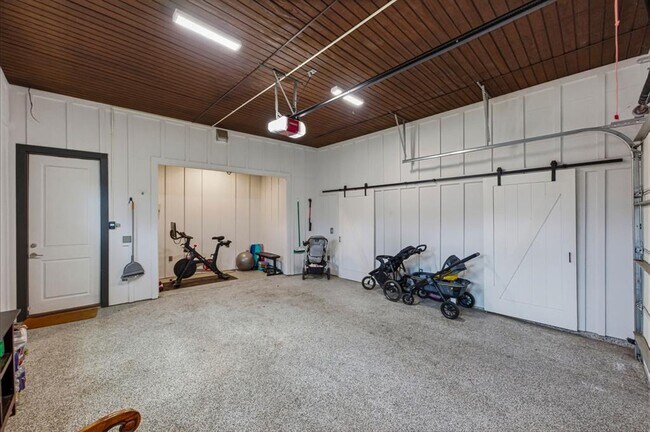 Building Photo - 1405 Camelot Cir