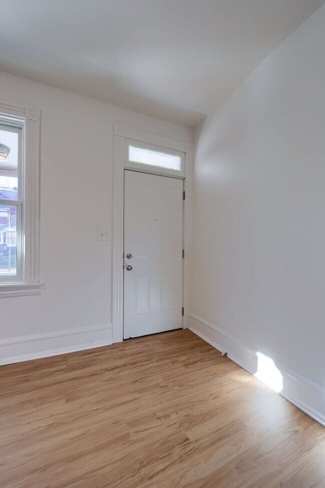 Building Photo - 227 S Ann St