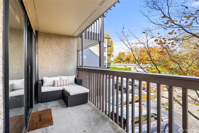 Building Photo - 2550 Thorndyke Ave W