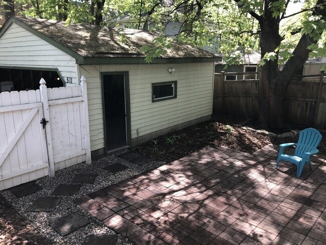 Building Photo - 4BR 2BA HOME IN UPTOWN AVAILABLE 10/4!