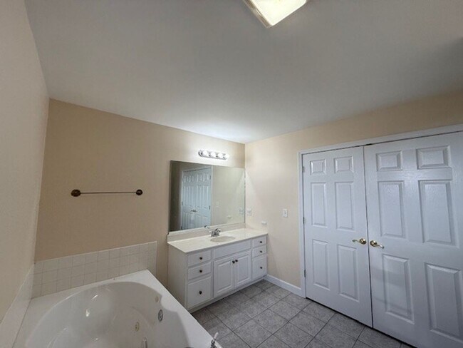 Building Photo - 3 BEDROOM, 3 BATH RANCHER IN NORTHWEST KNOX