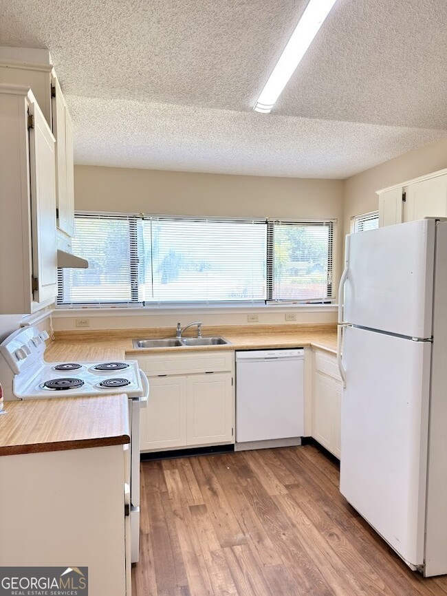 Building Photo - 202 Cypress Dr