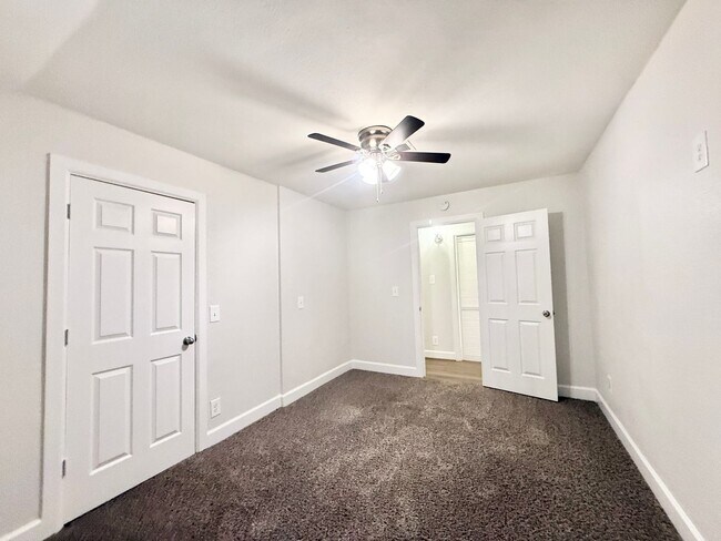 Building Photo - Stunning & Spacious 4/2 Home in Lake Jackson!