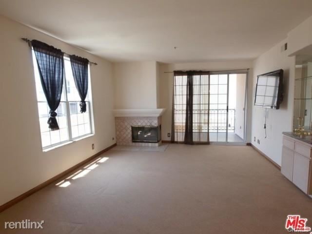 Primary Photo - 930 N Doheny Dr