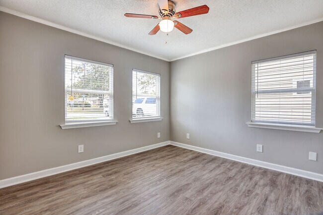Building Photo - 2210 N Fernwood Dr