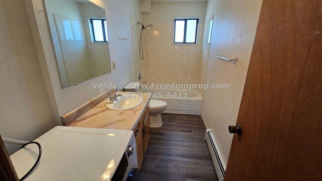 Building Photo - 558 1/2 Garfield Drive