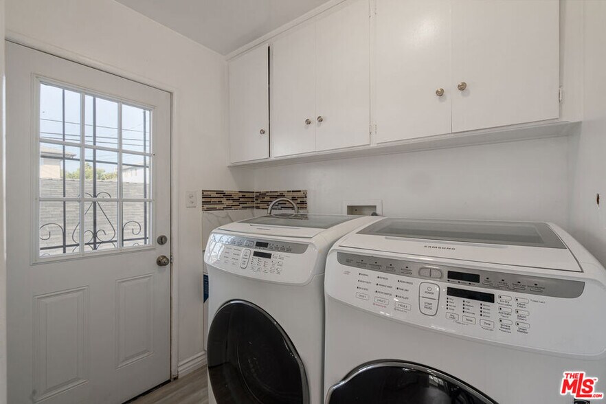 Building Photo - 5025 W 58th Pl