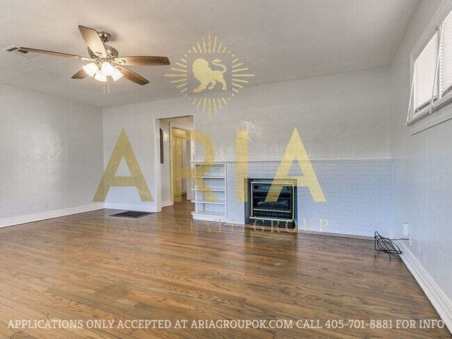 Building Photo - COMING SOON! 2 Bed/2 Bath Duplex Super Clo...