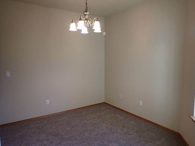 Building Photo - Beautiful 5 Bedroom Puyallup Home