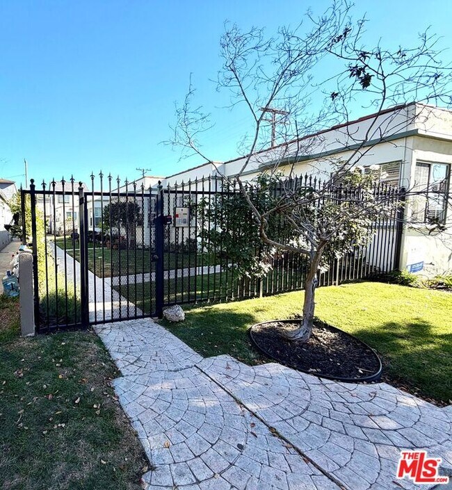 Building Photo - 2517 20th Ct