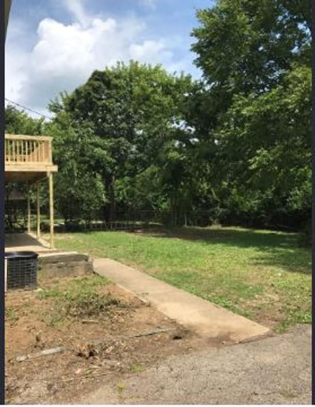 Building Photo - 653 Bishop Dr