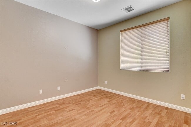 Building Photo - 1005 Roaring River Ave