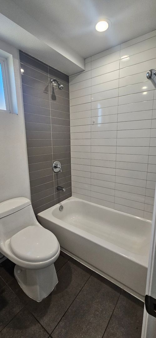 Building Photo - 211 W 43rd St