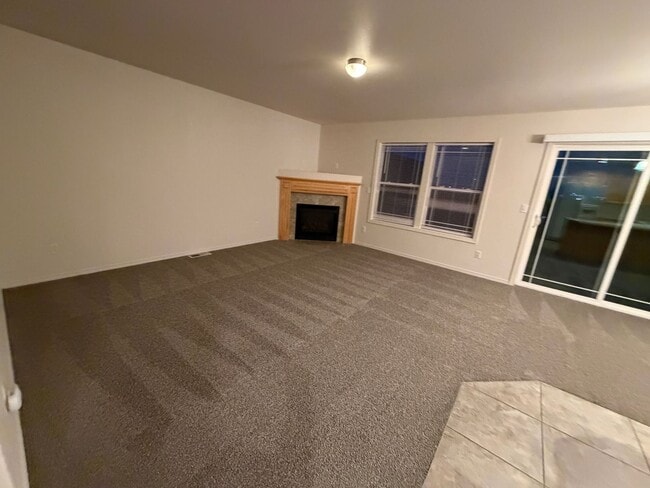 Building Photo - New carpet + Paint! 2 bed|2.5 bath + bonus room townhome