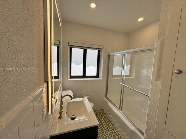 Building Photo - 2210 SW 25th St