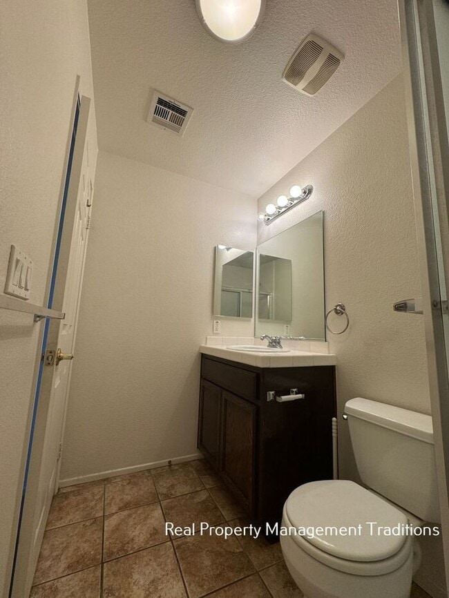 Building Photo - Spacious 4 + 3 Townhouse in Rosamond - Ask...