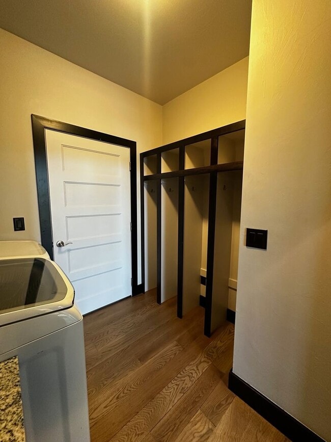 Building Photo - Gorgeous modern 5 bedroom - Minutes from MSU!