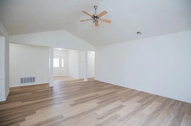 Building Photo - Great Location! Family House! 3 bedroom,  2.5 bathroom, large bonus room, 2 car garage