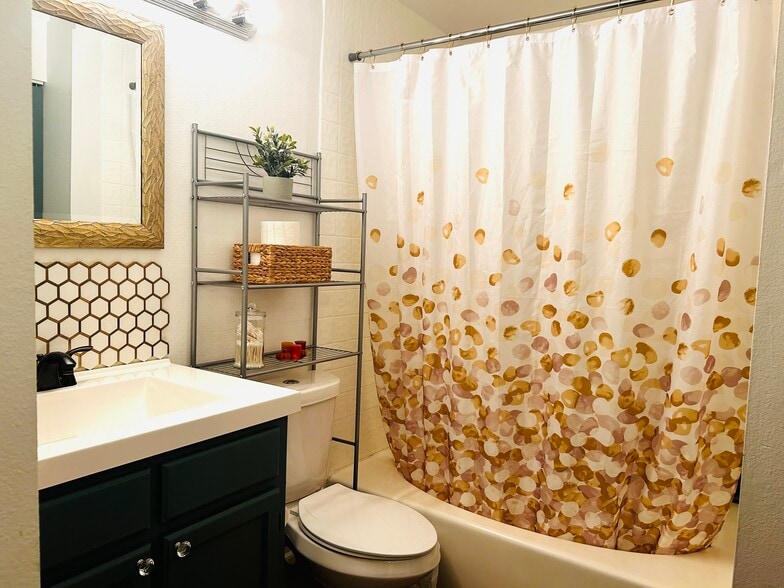 Building Photo - 910 S Walden St