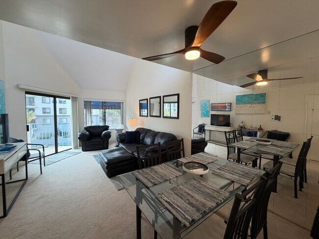 Building Photo - Light-Filled 1 Bed / 1 Bath Condo in UTC, San Diego – Skylights & Balcony
