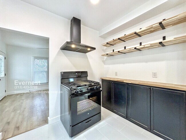 Building Photo - Lovely 2-Bedroom Duplex with Modern Comfor...