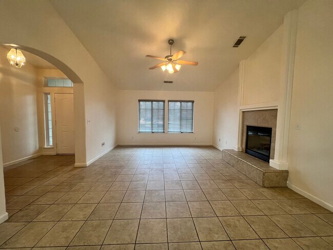 Building Photo - Beautiful West Side Madera Home