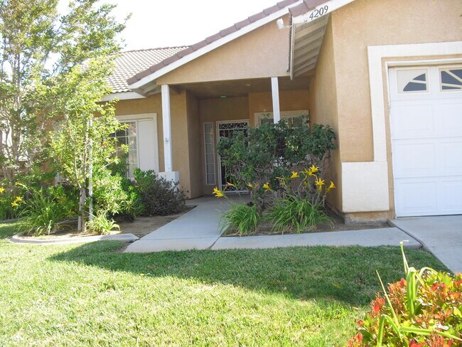 Building Photo - 4209 Grandview Dr