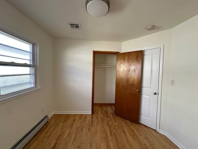 Building Photo - 33 E 51st St